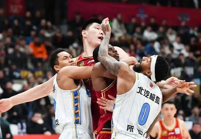 皇冠体育官方网站-上海84-79险胜山东：强弱预判，季后赛里全是变数？